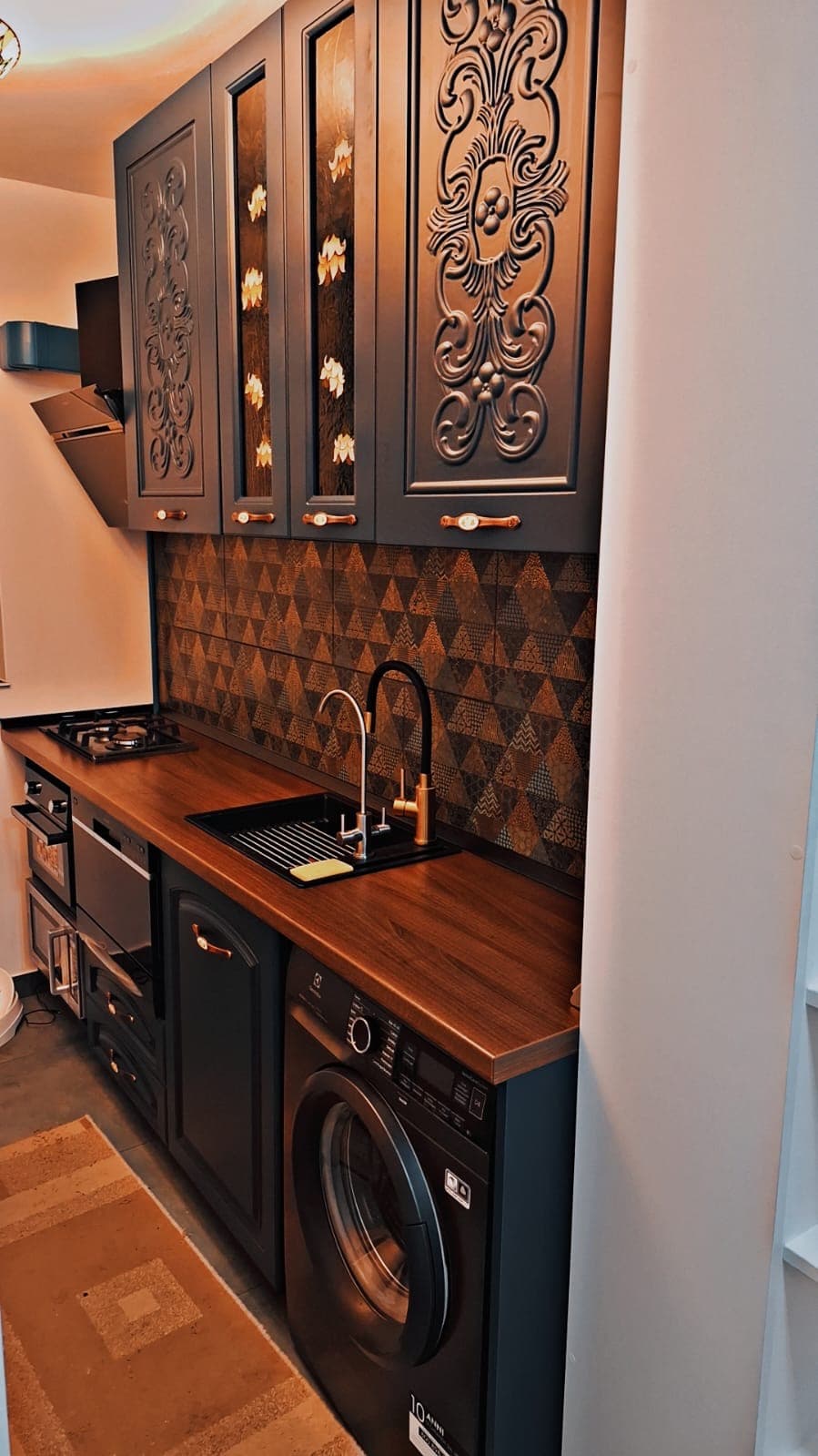 Bucătărie cu fronturi din MDF vopsit și frezat, motive decorative personalizate