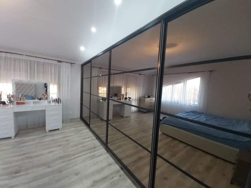 Dressing pe două nivele cu oglindă pivotantă integrată