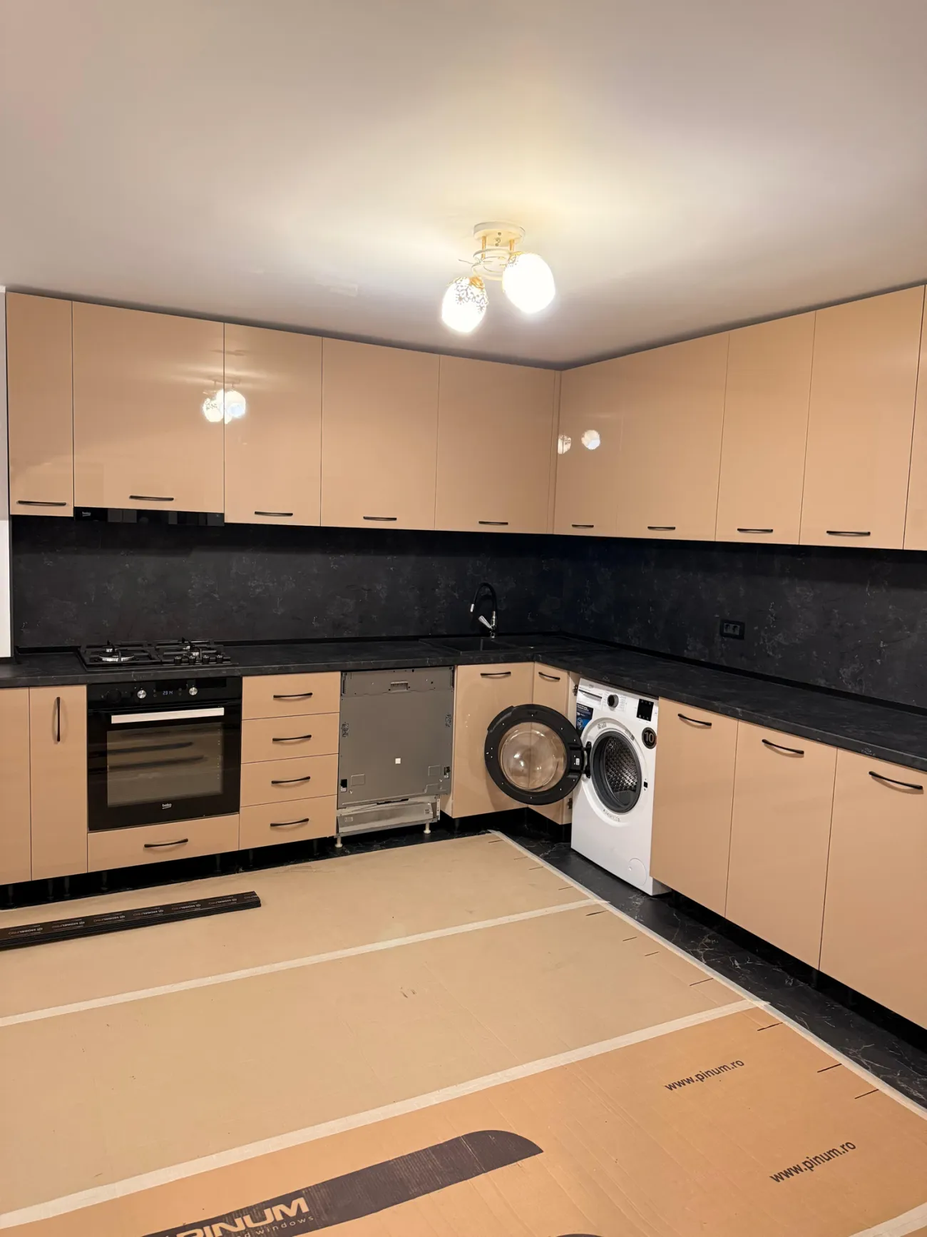 Zona de gătit cu cuptor Beko, sertare și mașină de spălat vase integrată