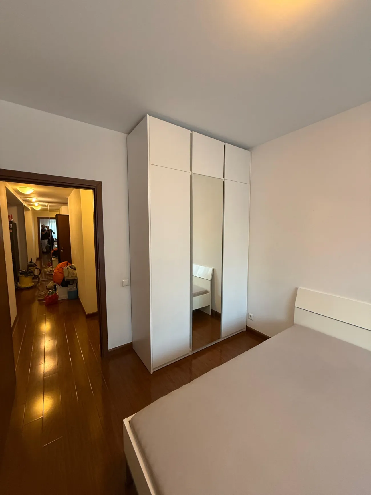 Dressing alb cu ușă-oglindă centrală în dormitor