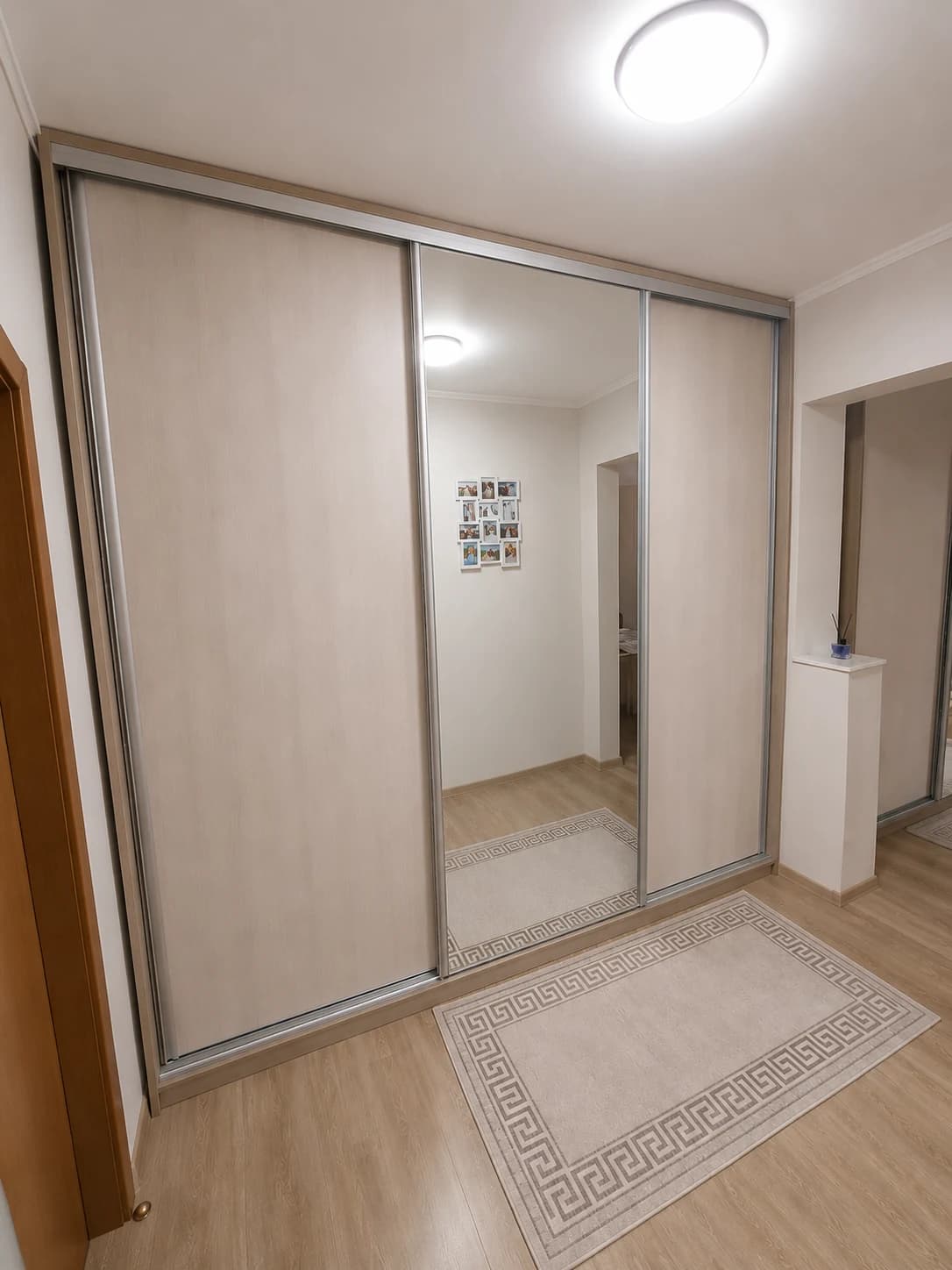Dulap de hol cu uși glisante și oglindă pe toată înălțimea, în decor cald